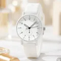 Nahaufnahme einer minimalistischen weißen Silikonuhr mit schwarzen Ziffern. - Weiß