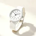 Nahaufnahme einer weißen analogen Studentenuhr mit weichem Silikonarmband und Zifferblatt - Weiß