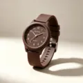 Detailansicht einer braunen minimalistischen Studentenuhr mit weichem Silikonarmband - Braun