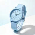 Detailaufnahme einer hellblauen Schüler-Quarzuhr mit Silikonarmband und Zifferblatt - Blau