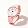 Nahaufnahme einer niedlichen rosa Silikon-Quarzuhr für Schüler mit weißem Zifferblatt - Rosa