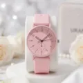 Detaillierte Makroansicht einer schlichten rosa Silikonuhr mit klarer numerischer Skala - Rosa