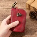 Portachiavi vintage in vera pelle bovina rossa con gancio in metallo bronzato e zip. - Rosso