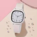 Detail einer weißen quadratischen Quarzuhr mit Silikonarmband und Zifferblatt unter Kristallen - Weiß