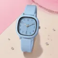 Detailansicht der hellblauen quadratischen Quarzuhr mit Silikonarmband und Zifferblatt - Himmelblau
