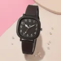 Detailansicht einer mattschwarzen quadratischen Quarzuhr mit Silikonarmband und Ziffern - Schwarz
