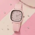 Detailansicht einer quadratischen rosa Quarzuhr mit Zifferblatt und Silikonarmband - Rosa