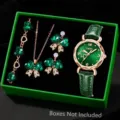 Detailansicht der grünen Lederarmbanduhr mit passendem Herz-Schmuckset in der Box - 5-Teiliges Ensemble 3 / Grün