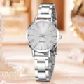 Nahaufnahme einer eleganten Damen Quarzuhr mit römischen Ziffern und Silberarmband - Nur Uhr / Silber