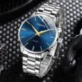 Detailansicht einer Herren-Quarzuhr mit blauem Zifferblatt und silbernem Edelstahlarmband - Silber Blau Stil (XR5505)