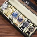 Detailansicht luxuriöser Herrenquarzuhren in einem schwarzen Leder-Aufbewahrungsetui. - Herren Mode Uhren 6-teiliges Set (Stil 1/2/3 Kombination) / 6-teiliges Set (Inklusive Box)