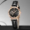 Detailansicht der Galety Damen-Quarzuhr mit schwarzem Lederarmband und Herz-Zifferblatt-Design - Schwarz