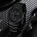 Nahaufnahme einer eleganten schwarzen Herrenuhr mit einem fein strukturierten Zifferblatt - Schwarzes Zifferblatt Schwarze Zeiger Schwarzes Gehäuse (Einzelne Uhr)
