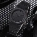Nahaufnahme einer minimalistischen schwarzen Quarzuhr mit achteckiger Lünette und Indexen - Minimalistische Schwarze Einzelne Uhr