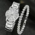 Nahaufnahme einer silbernen Damen-Quarzuhr und des passenden Herz-Strass-Armband-Sets - Uhr Armband Kombination / Silber