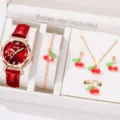 Nahaufnahme einer modischen roten Lederuhr und eines Schmucksets mit Kirschmotiv - 5-teiliges Set (Uhr+Kirscharmband+Zubehör) / Rot