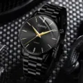Detailaufnahme einer modernen schwarzen Herrenmode-Quarzuhr mit Goldmarkierungen - Ganz Schwarz Stil (XR5505)