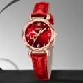 Nahaufnahme einer eleganten roten Quarzuhr mit Herzmuster-Zifferblatt und Roségoldgehäuse - Rot