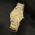 Nahaufnahme einer eleganten goldenen Damen-Quarzuhr mit römischen Ziffern - Einzelne Uhr / Gold