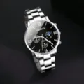 Vista dettagliata dell'orologio al quarzo Geneva da uomo con quadrante romano nero - Stile Solo Orologio / Argento