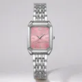 Nahaufnahme einer eleganten silbernen quadratischen Uhr mit rosa Zifferblatt - Nur Uhr Stil / Silber / Rosa Zifferblatt
