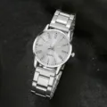 Nahaufnahme einer silbernen Damen-Quarzuhr mit römischen Ziffern und Gliederarmband - Einzelne Uhr / Silber