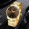 Detailaufnahme der goldenen Quarzuhr mit sonnenbraunem Zifferblatt und Luxusarmband - Gold Braun Stil (XR5505)