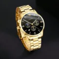 Primo piano di un orologio da uomo dorato di lusso con quadrante nero e numeri romani. - Stile Solo Orologio / Oro