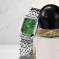 Detailansicht der luxuriösen quadratischen Damenquarzuhr mit Silberarmband und grünem Zifferblatt - Nur Uhr Stil / Silber Grünes Zifferblatt