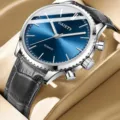 Nahaufnahme von blauem Sonnenstrahl-Zifferblatt und silbernem Gehäuse an schwarzer Lederuhr - Schwarzes Band Blaues Zifferblatt