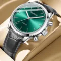 Detailaufnahme einer Herren-Quarzuhr mit smaragdgrünem Zifferblatt und schwarzem Lederband - Schwarzes Armband Grünes Zifferblatt