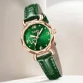 Elegante Detailaufnahme einer Damen-Quarzuhr mit grünem Herz-Zifferblatt und Lederarmband - Nur Uhr / Grün