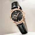 Elegante Damen-Quarzuhr mit Zifferblatt im Herz-Design und schwarzem Lederband in Nahaufnahme. - Nur Uhr / Schwarz