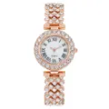 Detaillierte Makroaufnahme einer Damen-Quarzuhr in Roségold mit funkelnden Strasssteinen. - Nur Uhr / Roségold