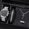 Detailansicht eines silbernen Herren-Quarzuhrensets mit Armband, Kreuzkette und Ring - Uhr Halskette Armband Ring Set / Silberne Stahluhr
