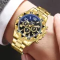 Detailansicht einer goldenen Herren-Quarzuhr mit Blaulicht-Glaseffekt am Handgelenk - Goldenes Gehäuse Schwarzes Zifferblatt (Stil 1)