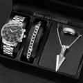 Detail eines silbernen Herren-Uhrensets mit Armband, Ring und Pfeilspitzen-Halskette - Uhr Halskette Armband Ring Set / Silberne Stahluhr