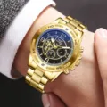 Detailansicht der luxuriösen goldenen Herren-Quarzuhr mit Blaulichtglas am Handgelenk - Goldenes Gehäuse Blaues Zifferblatt (Stil 2)