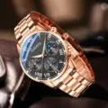 Nahaufnahme einer luxuriösen Herren Quarzuhr in Roségold mit schwarzem Zifferblatt - Nur Uhr / Roségoldenes Stahlband Schwarzes Zifferblatt