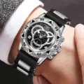 Nahaufnahme einer maskulinen silbernen Quarzuhr mit einem strukturierten Kautschukband - Silikon Schwarzes Armband Silbernes Gehäuse Schwarzes Zifferblatt (Stil 3)