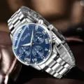 Nahaufnahme einer Herren-Quarzuhr im Business-Stil mit blauem Zifferblatt und Stahlband. - Nur Uhr / Silberne Stahluhr