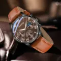 Detaillierte Nahaufnahme einer Herrenuhr mit braunem Lederarmband und Chronographenzifferblatt - Nur Uhr / Braunes Lederarmband Braunes Zifferblatt