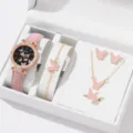 Detaillierte Makroansicht eines rosa Schmetterlings Uhren- und Schmucksets in einer Box - Schmetterling Schmuck 5-Teiliges Set (Uhr+Halskette+Armband+Ring+Ohrringe) / Rosa
