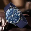 Makro-Detailaufnahme des blauen Zifferblatts mit römischen Ziffern an einer Herren-Business-Uhr - Nur Uhr / Blaues Segeltucharmband Blaues Zifferblatt