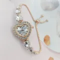 Wunderschöne herzförmige Damen Quarz Armbanduhr mit Strasssteinen und roségoldener Kette. - Roségold Weiß