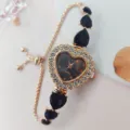Damen Herz Quarz Uhr mit Strass Lünette, verstellbarer Goldkette und schwarzen Anhängern. - Roségold Schwarz