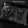 Detailansicht eines schwarzen Herren-Accessoire-Sets mit Uhr, Armband, Ring und Kette - 4-teiliges Set (Uhr+Armband+Halskette+Ring) / Schwarz