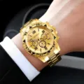 Detailansicht der goldfarbenen Geneva Herren-Quarzuhr mit Edelstahlarmband am Handgelenk - Goldenes Gehäuse Goldenes Zifferblatt