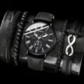 Detaillierte Makroansicht der Genfer Quarzuhr mit schwarzem Lederband und Unendlichkeitsarmband - 5-teiliges Set (Stil 2) / Schwarz