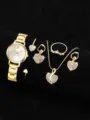 Detailansicht des luxuriösen goldenen Damen-Quarzuhr-Sets mit herzförmigem Strassschmuck - Gold Set mit Weißem Zifferblatt
